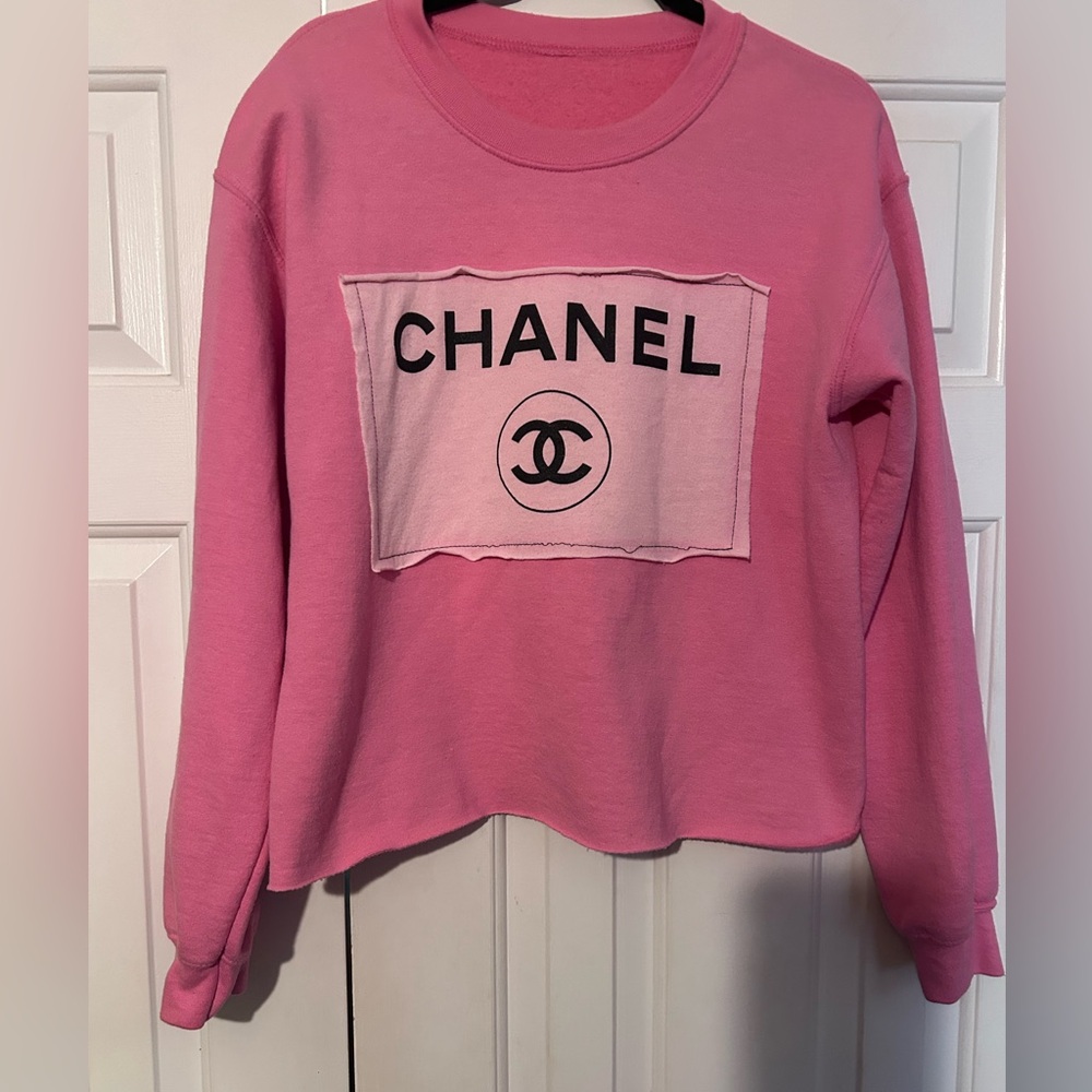 NWOT Fashion Boutique Pink/ Black/ white cropped sweatshirt⭐️